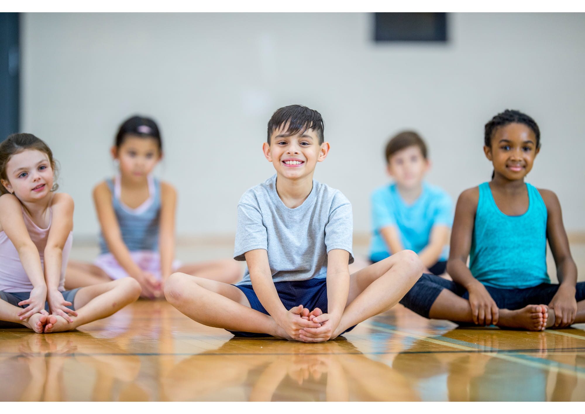 Eveil sportif-Enfants assis en tailleur