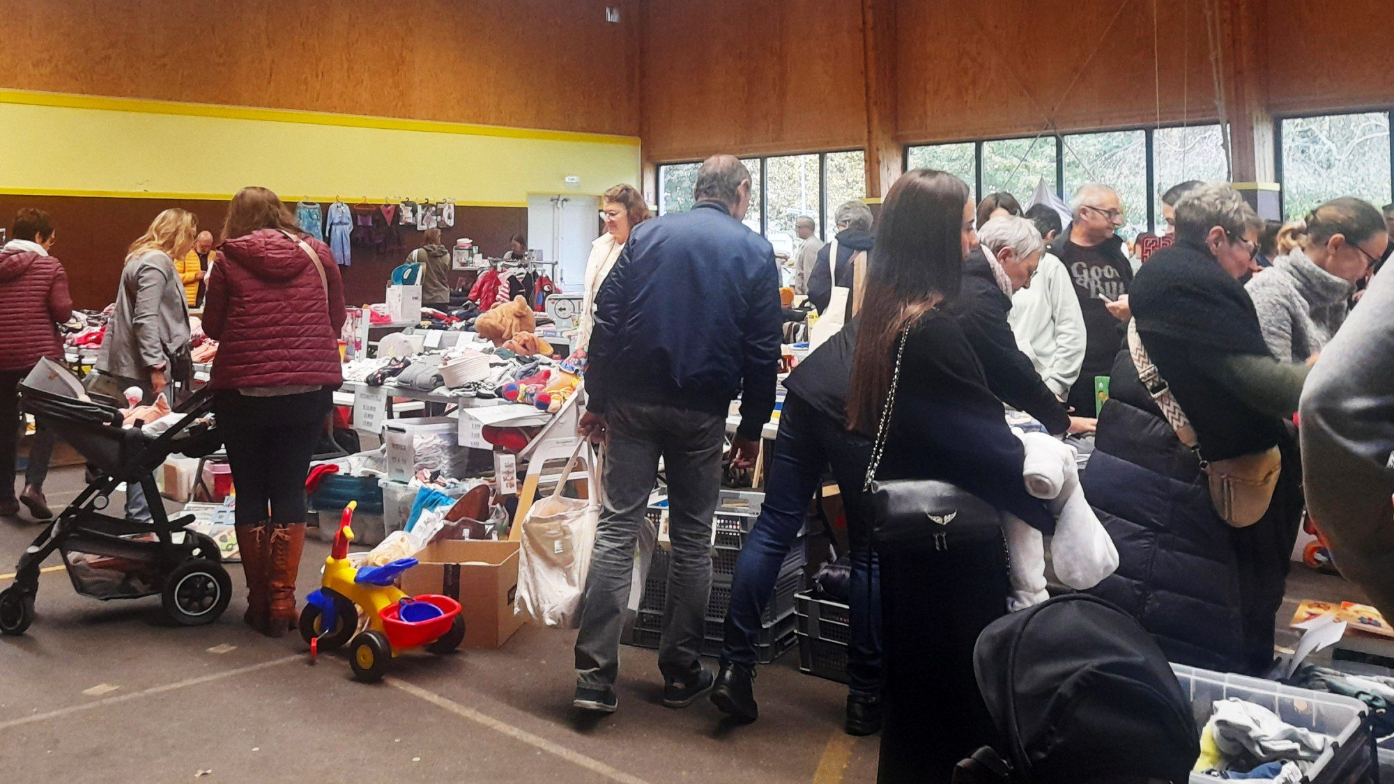 Vide grenier du 13 octobre 2024.